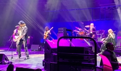Jeff Beck / Sharon Corr on May 30, 2022 [935-small]