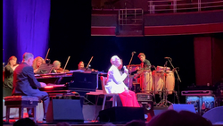dionne warwick on May 31, 2022 [439-small]