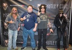 Motley Crue / Alice Cooper on Oct 26, 2014 [320-small]