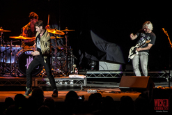 New Politics, Thirty Seconds to Mars / Panic! At the Disco / New Politics on Oct 12, 2013 [319-small]