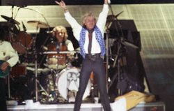 Rod Stewart on Jul 22, 1998 [129-small]