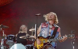 Sunrise Avenue / Knipi on Jul 9, 2022 [742-small]