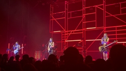 HAIM / Buzzy Lee on Apr 24, 2022 [715-small]