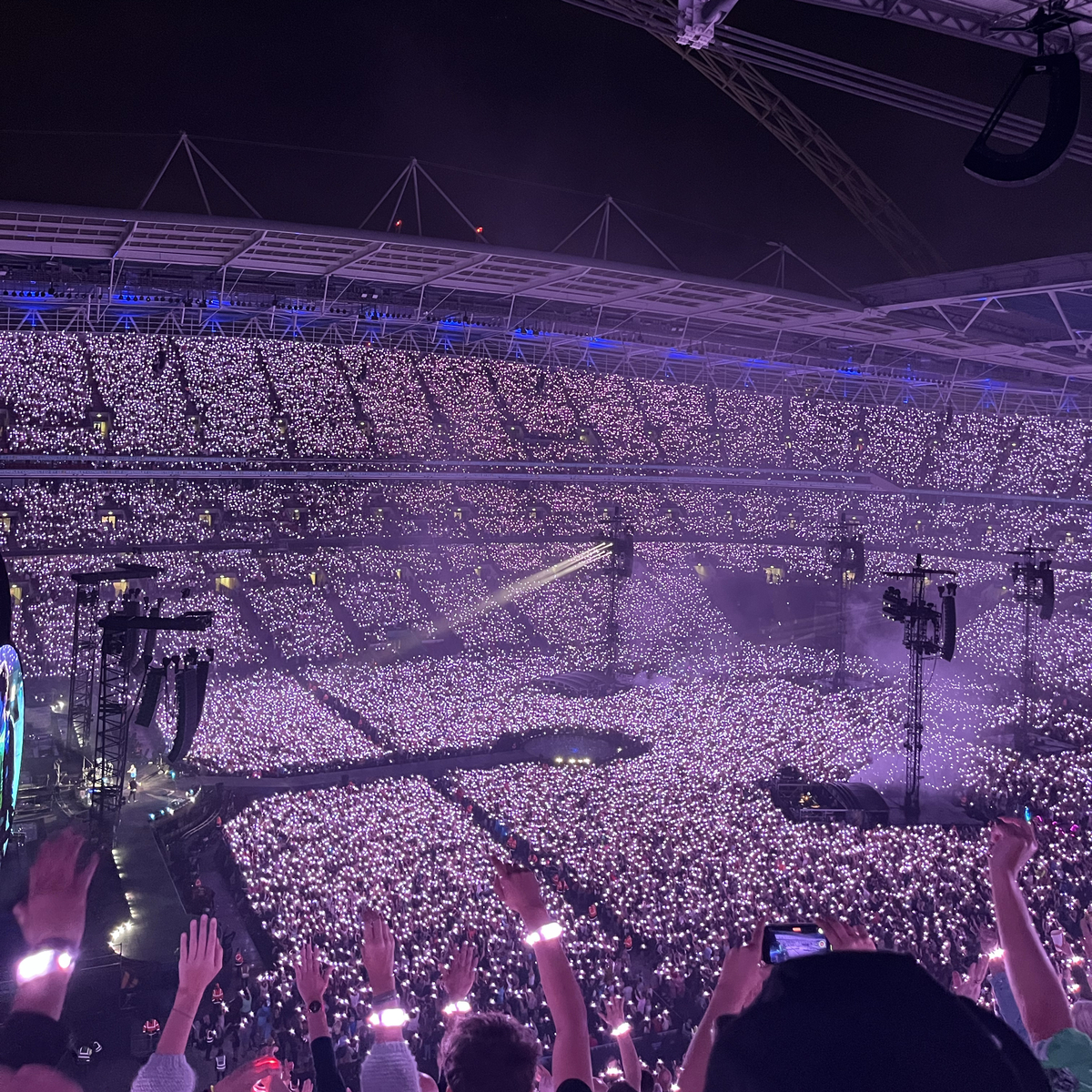 Aug 17, 2022: Coldplay / H.E.R. (US) at Wembley Stadium Wembley ...