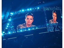 Robbie Williams on Aug 27, 2022 [038-small]
