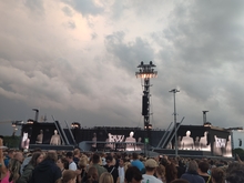 Robbie Williams on Aug 27, 2022 [039-small]