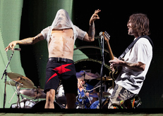 Red Hot Chili Peppers / St. Vincent / Thundercat on Sep 10, 2022 [460-small]