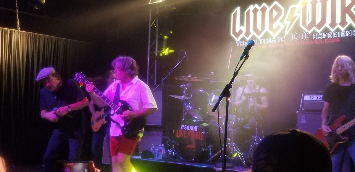 LIVE WIRE - THE ULTIMATE AC/DC EXPERIENCE