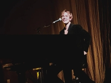 Tom Odell on Sep 19, 2022 [930-small]
