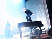 Tom Odell on Sep 19, 2022 [931-small]