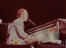Elton John / Billy Connolly on Jun 29, 1976 [483-small]