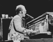 Elton John / Billy Connolly on Jun 29, 1976 [489-small]