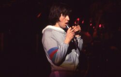 Peter Gabriel on Mar 11, 1977 [067-small]