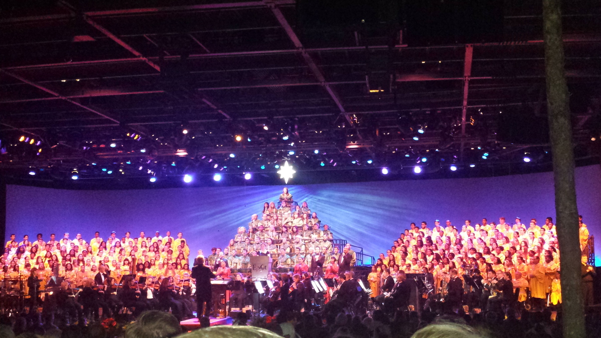 Dec 16, 2015 Epcot Candlelight Processional at America Gardens Theatre