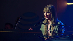 taylor swift on Jun 28, 2018 [270-small]