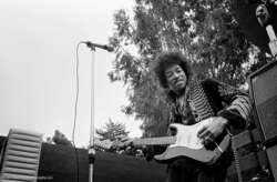 Jimi Hendrix on Jun 25, 1967 [245-small]
