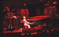 Elton John / The Kiki Dee Band on Oct 31, 1974 [588-small]