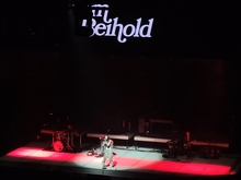 Lewis Capaldi / Em Beihold on Apr 3, 2023 [033-small]