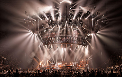 Elton John & Billy Joel, tags: Elton John, Billy Joel, Crowd, Stage Design - Elton John / Billy Joel on Apr 9, 1995 [628-small]
