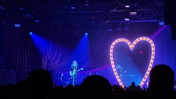 Sabrina Carpenter / spill tab on Apr 5, 2023 [859-small]