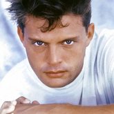 luis miguel on Apr 19, 2000 [587-small]