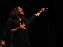 Hozier / Áine Deane on Apr 20, 2023 [949-small]