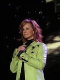 tags: Reba McEntire, Salt Lake City, Utah, United States, USANA Amphitheatre - Brad Paisley / Reba McEntire / Terri Clark on Jun 4, 2005 [534-small]