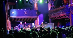 X / Los Straightjackets on Dec 13, 2022 [836-small]