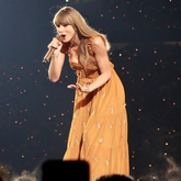 Taylor Swift / girl in red / Owenn on Jun 10, 2023 [596-small]