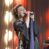 Kelly Clarkson on Aug 18, 2023 [213-small]