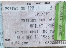 Mötley Crüe / Autograph on Dec 16, 1985 [390-small]