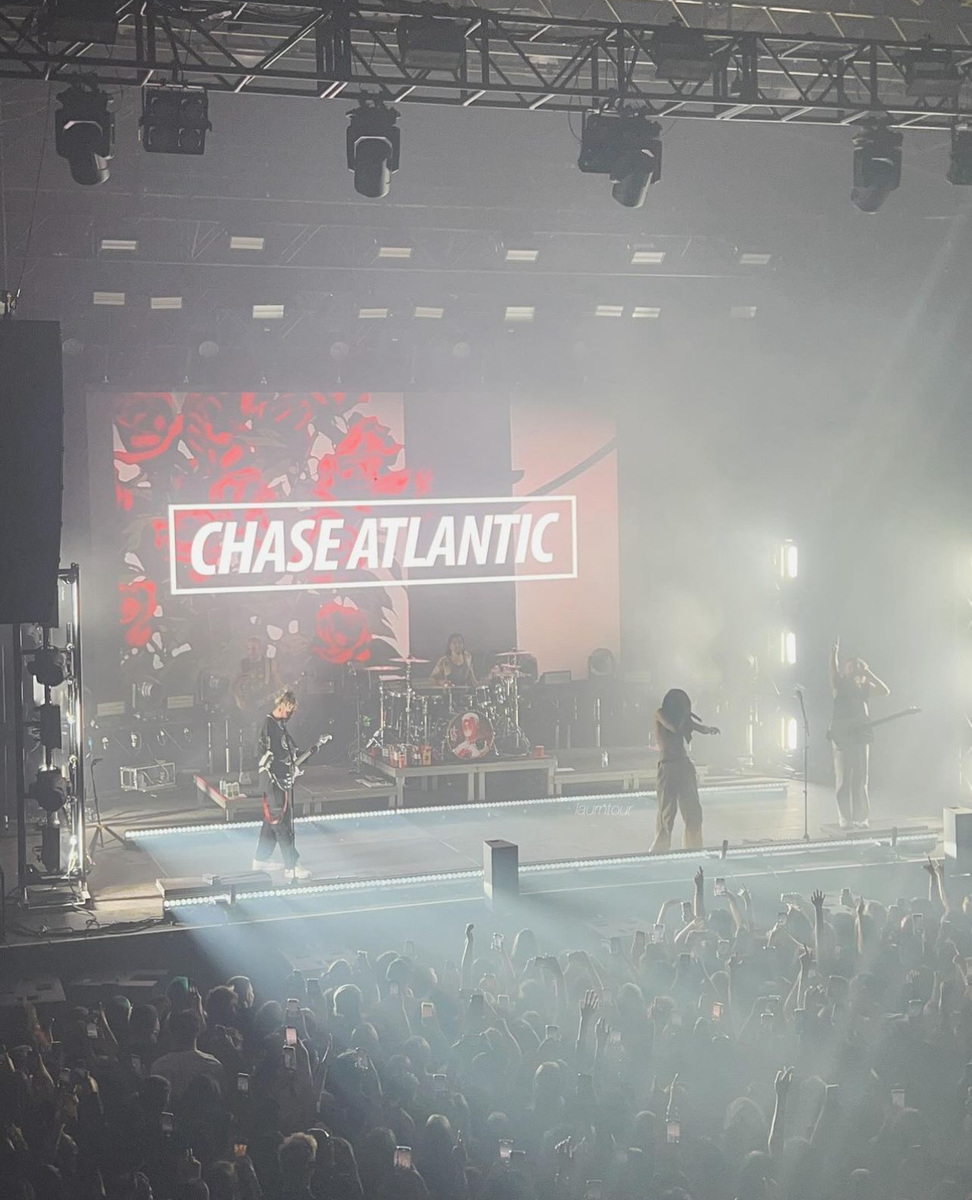 Confira os detalhes da turnê do trio australiano Chase Atlantic –  Laboratório Pop