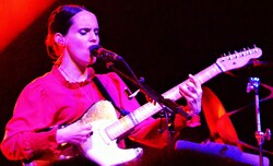 Anna Calvi / Barbecute Björn on Jan 15, 2019 [193-small]