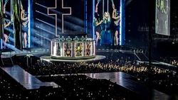tags: Madonna, Paris, Île-de-France, France, Accor Arena - Madonna / Bob the Drag Queen on Nov 19, 2023 [029-small]