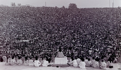 tags: Swami Satchidananda - Woodstock Music and Art Fair on Aug 15, 1969 [876-small]