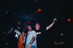 Opening bands signing chorus of "Edgecrusher", Fear Factory / Puya / Primer 55 / Dry kill Logic on Aug 3, 2001 [934-small]