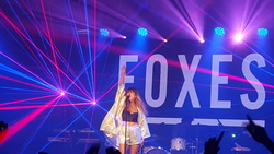 Foxes / Izzy Bizu on Oct 27, 2015 [975-small]