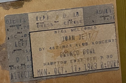 Joan Jett & The Blackhearts / Joe “King” Carrasco and The Crowns on Oct 17, 1983 [402-small]