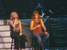 Kelly Clarkson / Reba McEntire / Melissa Peterman on Jan 26, 2008 [970-small]