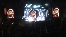 Taylor Swift on Oct 22, 2016 [830-small]