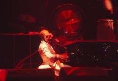 Elton John / The Kiki Dee Band on Dec 2, 1974 [255-small]