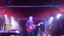 Gaz Coomes on Nov 25, 2015 [071-small]