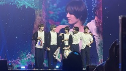 Tomorrow x Together on Jun 8, 2024 [944-small]
