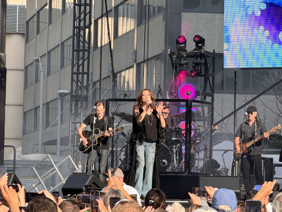 Jul 06, 2024 Martina McBride / The Wallflowers at Nicollet Mall