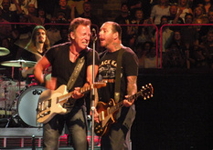 Bruce Springsteen & The E Street Band / Mike Ness on Apr 16, 2009 [234-small]