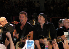 Bruce Springsteen & The E Street Band / Mike Ness on Apr 16, 2009 [239-small]