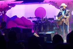 David Ryan Harris performs as a part of John Mayer's band., tags: Indianapolis, Indiana, United States, Bankers Life Fieldhouse - John Mayer on Aug 12, 2019 [115-small]