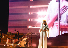 Florence + The Machine / The Ghost of a Saber Tooth Tiger on Oct 13, 2015 [315-small]